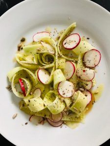 Ensalada de pepino y rábanos preparación