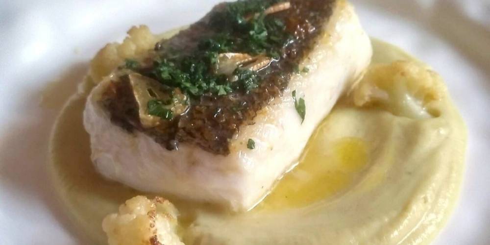 Merluza con crema de coliflor al ras al hanout receta