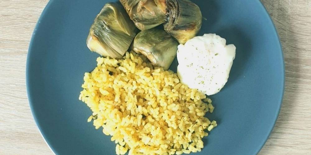 Alcachofas confitadas con arroz especiado y huevo receta