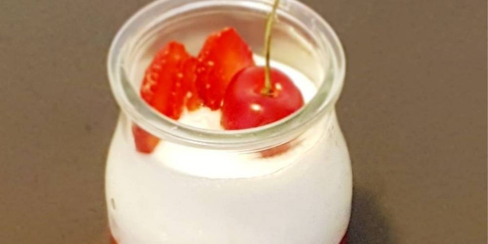 Mousse de yogur con compota de fresa y cereza receta