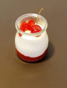 Mousse de yogurt con copota de fresa y cerezas