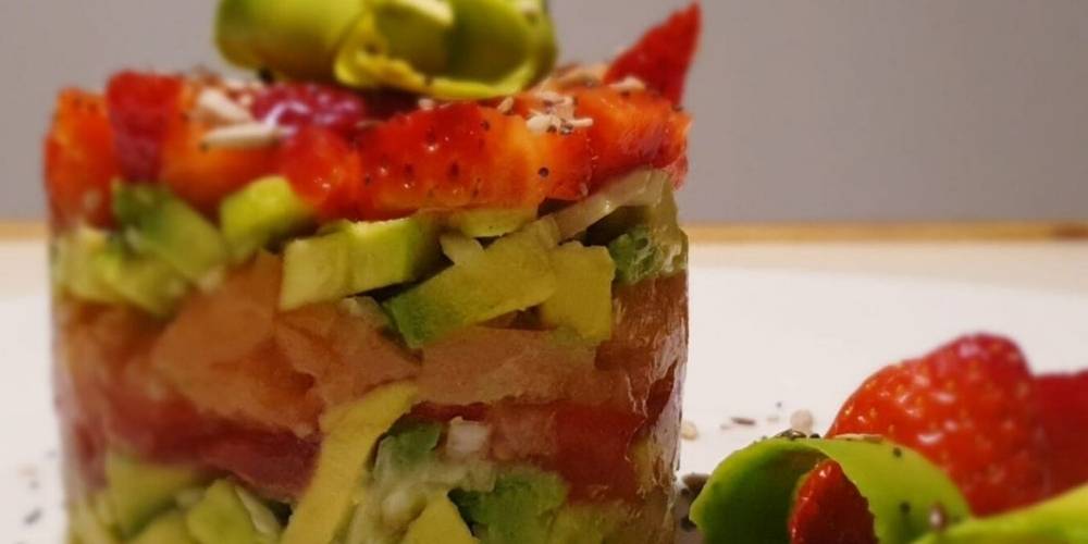 Tartar de aguacate, salmón y fresas receta