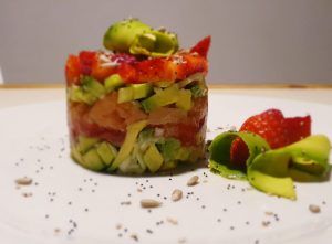 Tartar-de-agucate-salmón-y-fresas