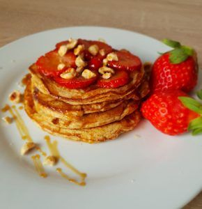 tortitas-de-avena-con-fresas-y-avellanas