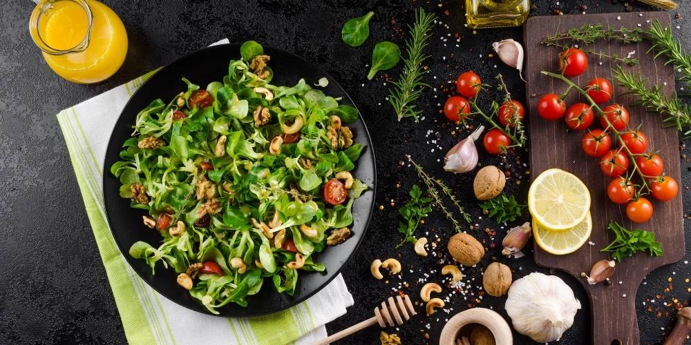 Receta ensalada de canónigos con salmón y aguacate