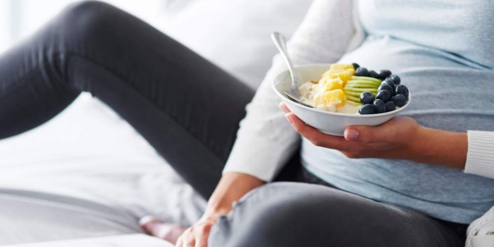 mujer comiendo saludable 