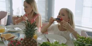 alimentacion saludable para niños niñas comiendo