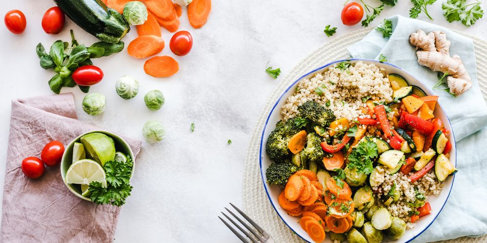 plato con alimentos ricos en proteina vegetal