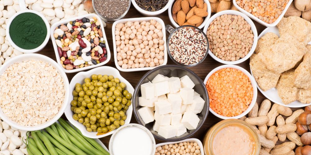 mesa llena de cuencos con diferentes proteinas vegetales