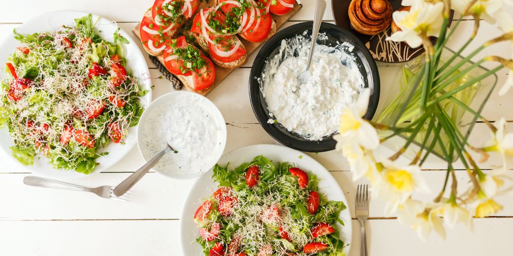platos de cenas saludables en una mesa