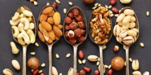 cucharas llenas de diferentes frutos secos