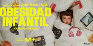 un cartel con un niño con obesidad entre las sabanas de la cama