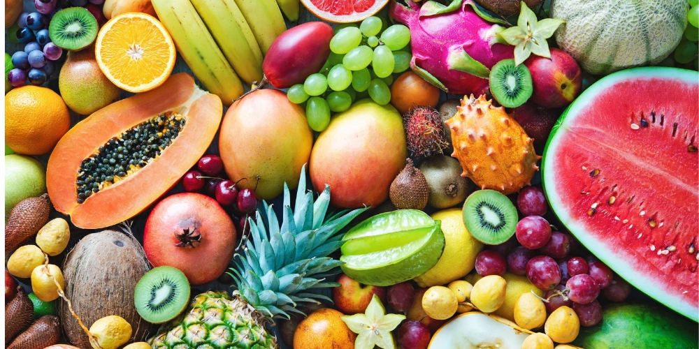 fruta variada en una mesa