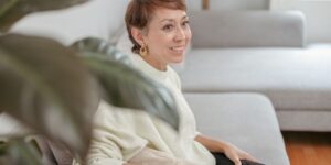 mujer mediana edad en un sofá