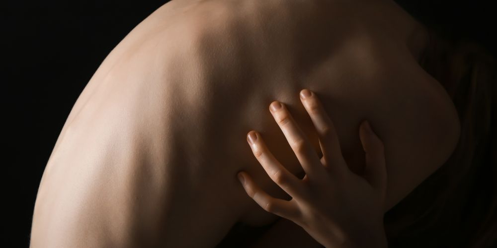 cuerpo con costillas marcadas a causa de la anorexia