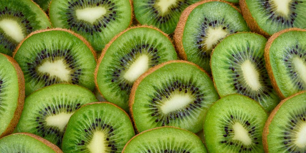 Una imagen con kiwis partidos a la mitad.