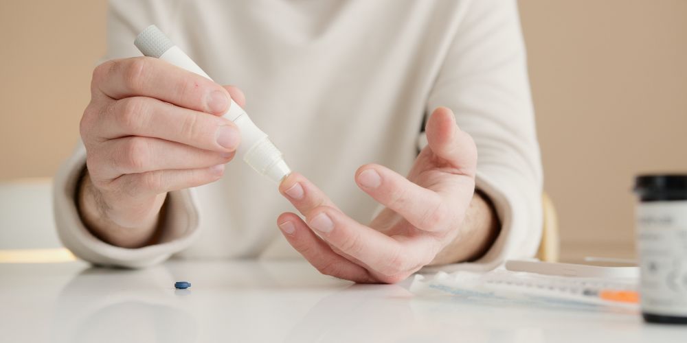 Una persona haciéndose un autoanálisis de la glucosa en la sangre.
