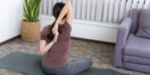Mujer haciendo ejercicios en los brazos desde casa.