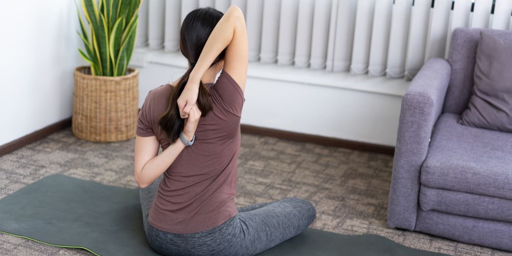 Mujer haciendo ejercicios en los brazos desde casa.