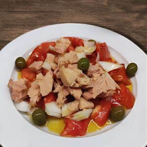 plato con ensalada de tomate, cebolla, atún y olivas