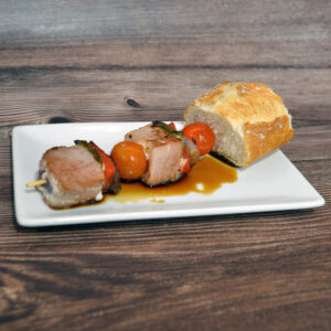 Pincho de brocheta de atun con verduras y un trozo de pan