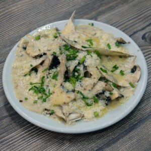 Plato con carpaccio de portobellos y salsa