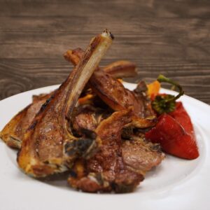 plato con chuletillas de cordero asadas