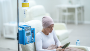 señora en una cama de hospital recibiendo quimioterapia