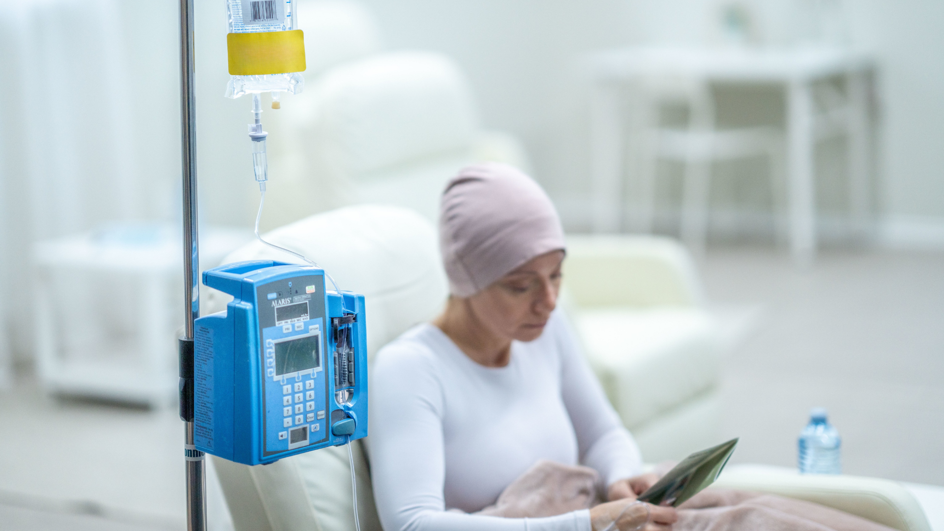 señora en una cama de hospital recibiendo quimioterapia