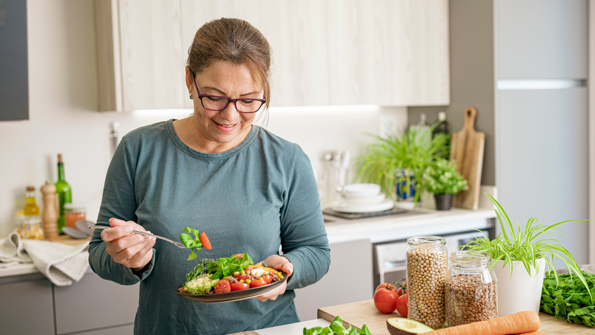 Señora comiendo un plato de verduras con alegría