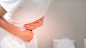persona agarrandose la tripa de dolor