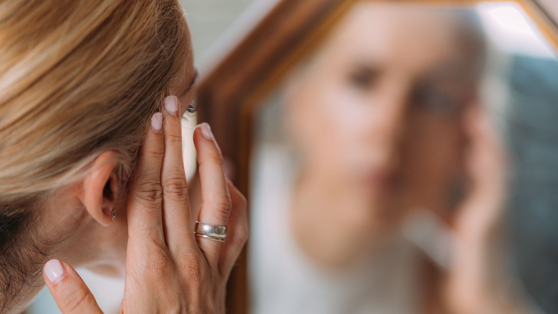 mujer mirándose a un espejo