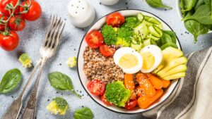 plato de quinoa con huevo duro y vegetales variados sobre una mesa