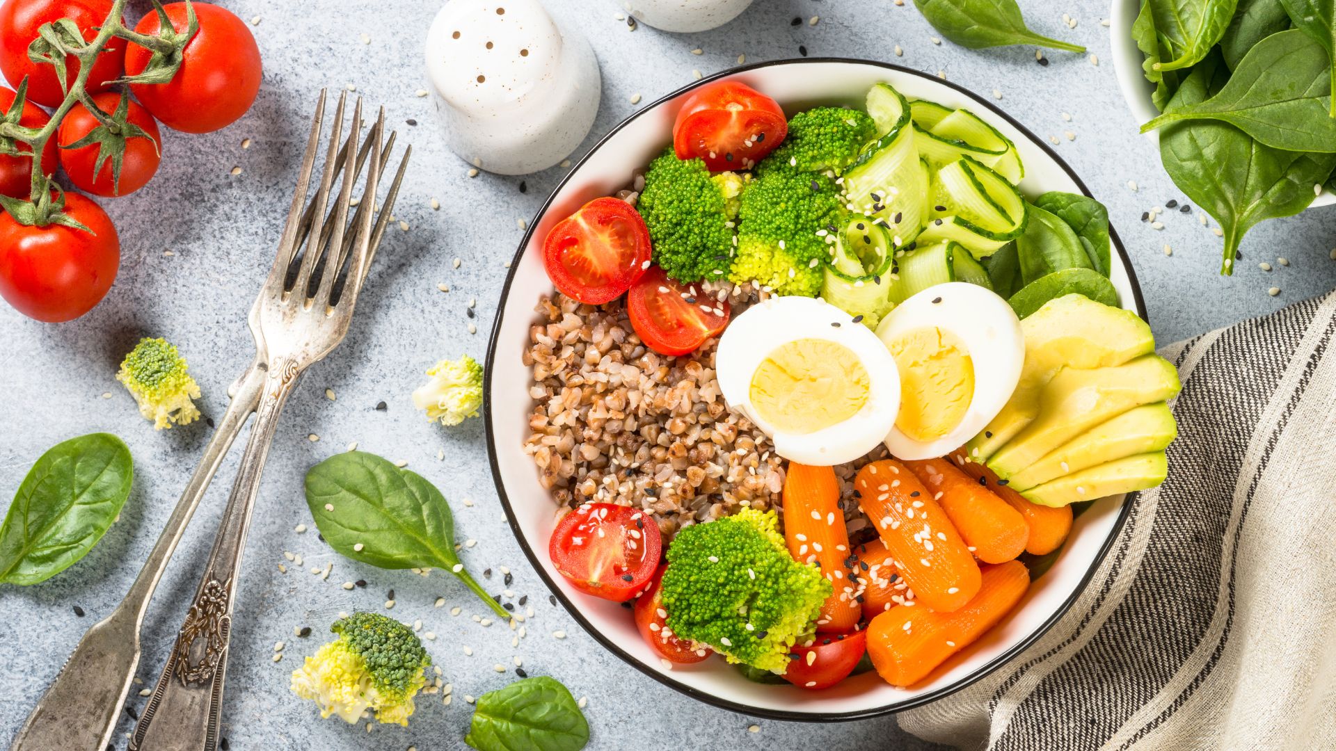 plato de quinoa con huevo duro y vegetales variados sobre una mesa