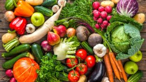 Verduras, frutas y hortalizas sobre unas tablas de madera